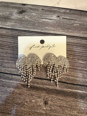 Free People NWT Hearts on Fire Silver
Dangle Drop Heart Earrings Sparkle